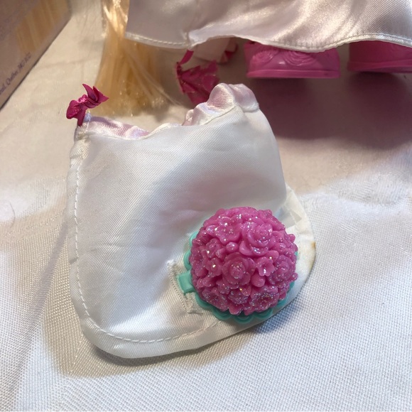 Vintage Bride Surprise Doll in Original Box 1995 Hasbro hair growing 17” - Picture 6 of 13